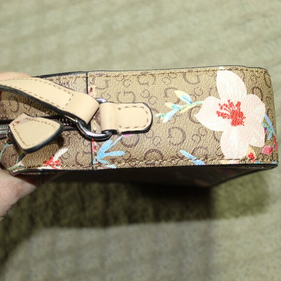 Guess Small Rectangular Floral Crossbody Purse - Picture 5 of 12